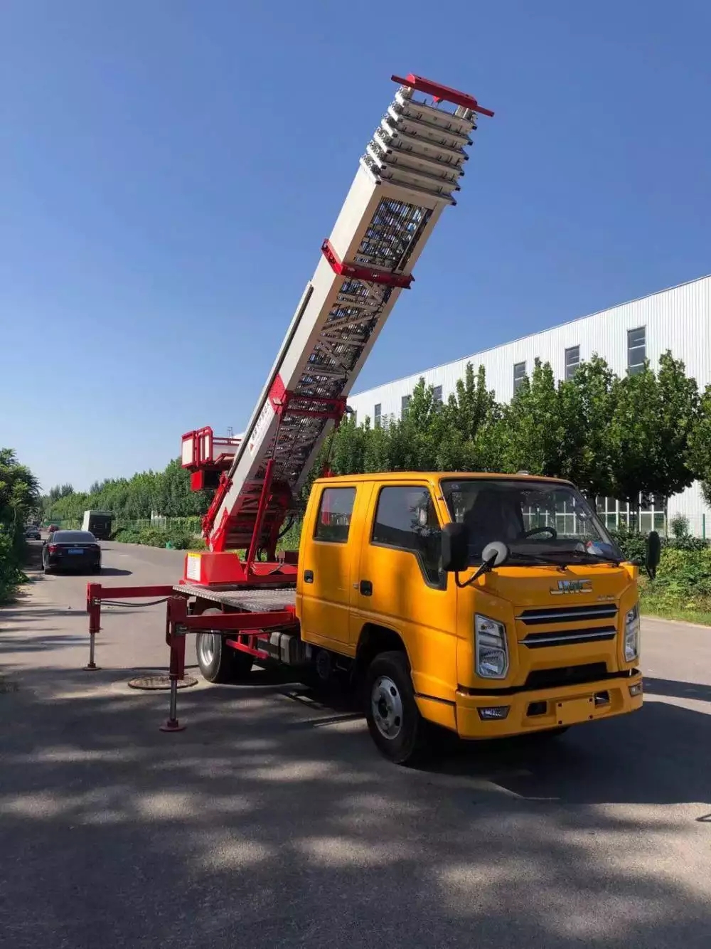 长岛县附近的云梯车出租服务：轻松解决高空作业需求