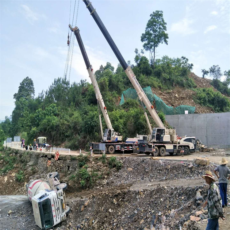 长岛县汽车掉沟里叫吊车救援要多少钱
